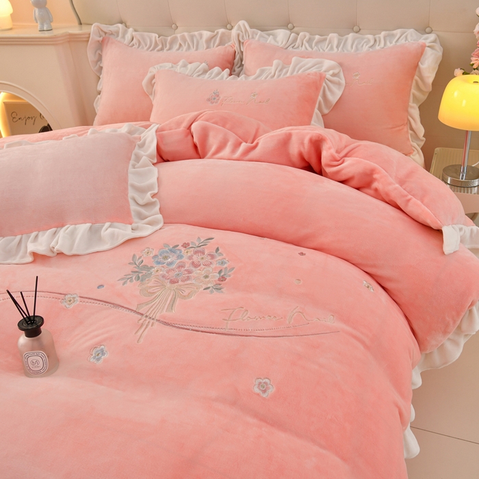91家纺网 家纺一手货源 找家纺 畅畅家纺 2025新款亲肤舒适冬季刺绣花边保暖牛奶绒四件套-花束 花束-粉