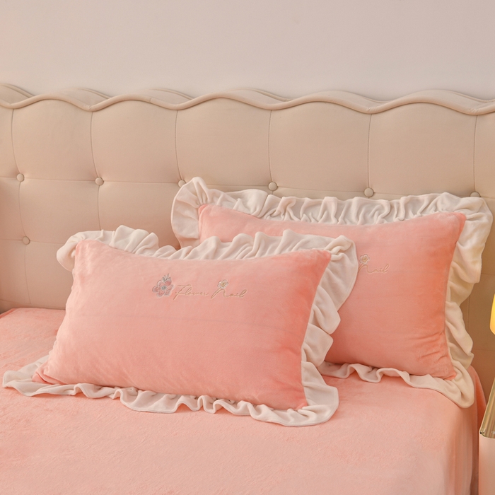 91家纺网 家纺一手货源 找家纺 畅畅家纺 2025新款亲肤舒适冬季刺绣花边保暖牛奶绒四件套-花束 花束-粉