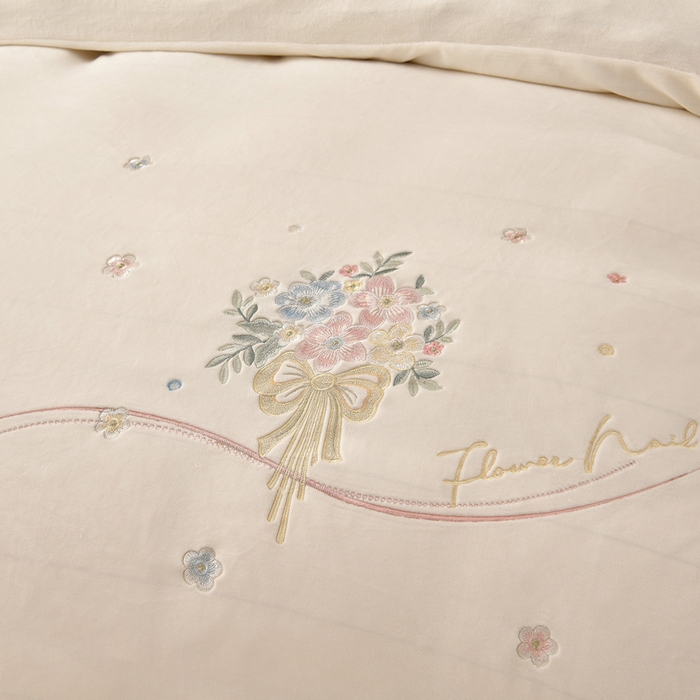 91家纺网 家纺一手货源 找家纺 畅畅家纺 2025新款亲肤舒适冬季刺绣花边保暖牛奶绒四件套-花束 花束-米白