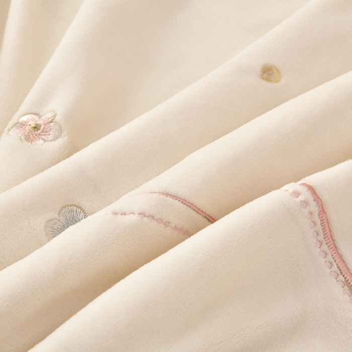 91家纺网 家纺一手货源 找家纺 畅畅家纺 2025新款亲肤舒适冬季刺绣花边保暖牛奶绒四件套-花束 花束-米白