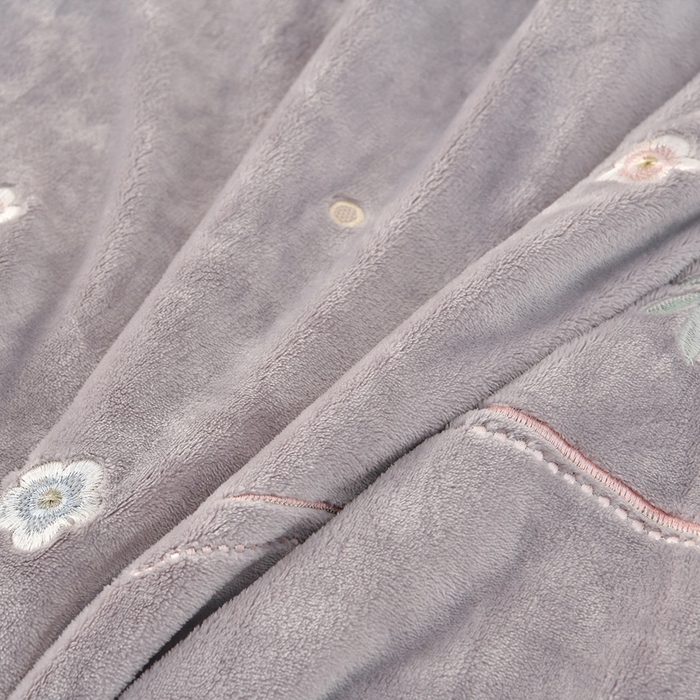 91家纺网 家纺一手货源 找家纺 畅畅家纺 2025新款亲肤舒适冬季刺绣花边保暖牛奶绒四件套-花束 花束-灰