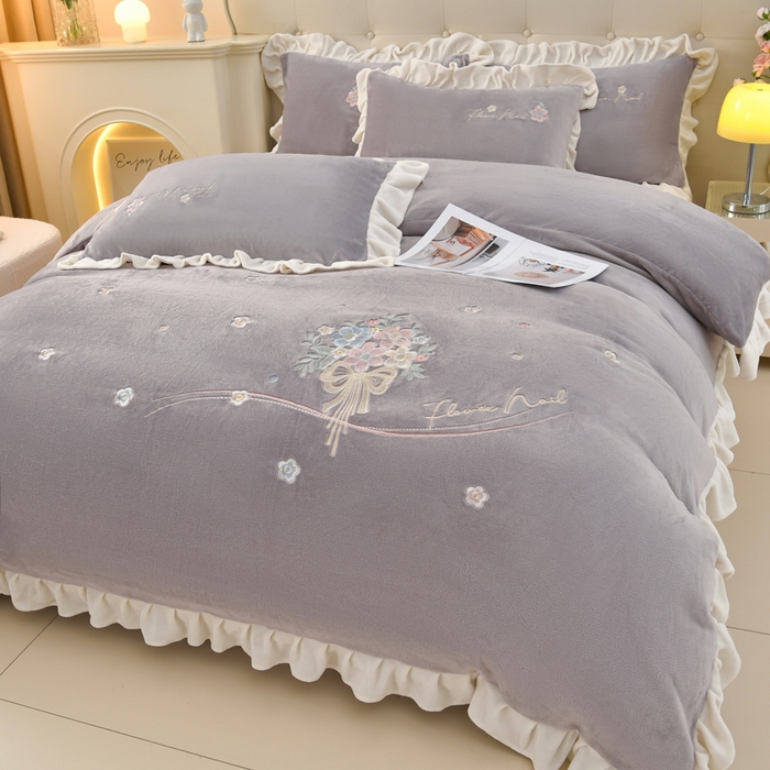 91家纺网 家纺一手货源 找家纺 畅畅家纺 2025新款亲肤舒适冬季刺绣花边保暖牛奶绒四件套-花束 花束-灰