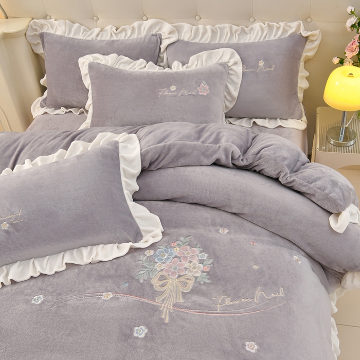 91家纺网 家纺一手货源 找家纺 畅畅家纺 2025新款亲肤舒适冬季刺绣花边保暖牛奶绒四件套-花束 花束-灰