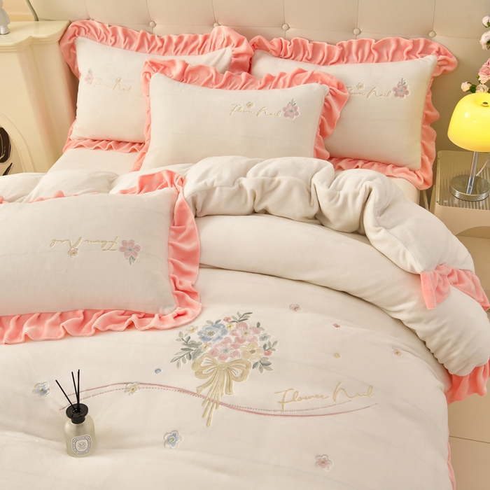 91家纺网 家纺一手货源 找家纺 畅畅家纺 2025新款亲肤舒适冬季刺绣花边保暖牛奶绒四件套-花束 花束-米白