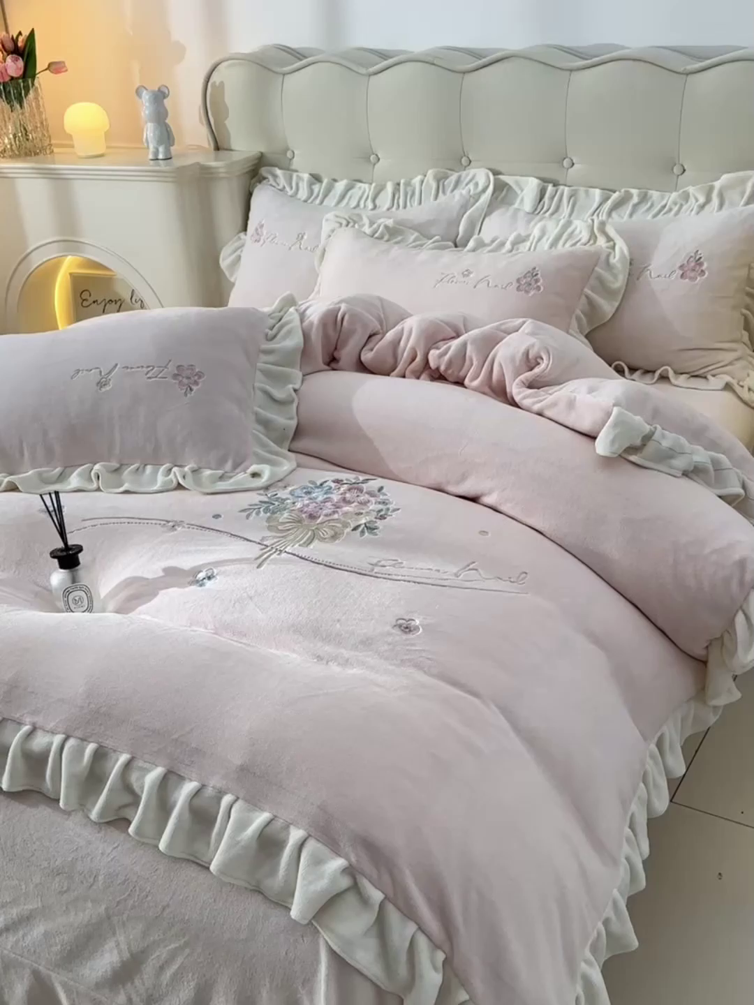 91家纺网 家纺一手货源 找家纺 畅畅家纺 2025新款亲肤舒适冬季刺绣花边保暖牛奶绒四件套-花束 花束-淡粉