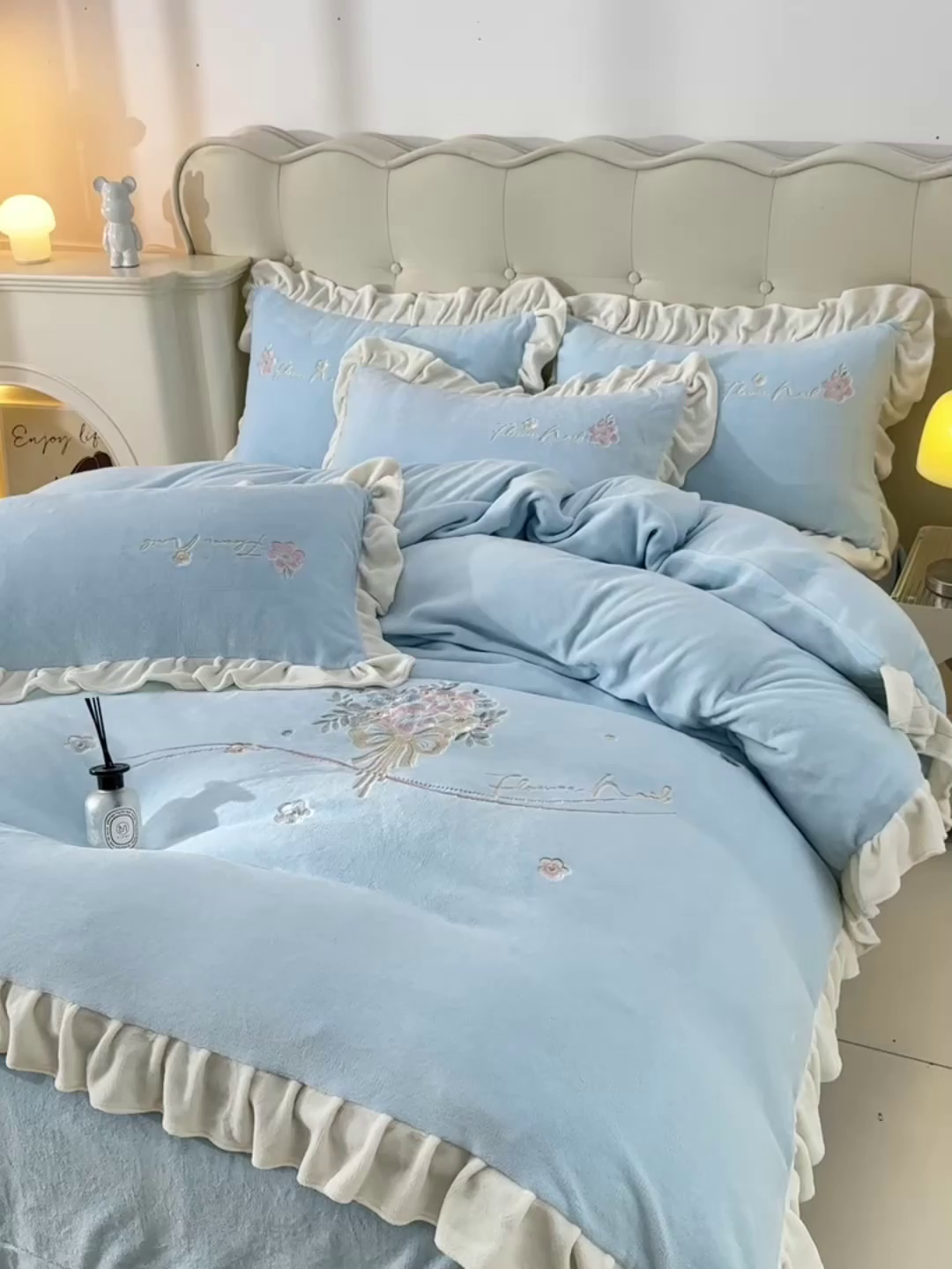 91家纺网 家纺一手货源 找家纺 畅畅家纺 2025新款亲肤舒适冬季刺绣花边保暖牛奶绒四件套-花束 花束-天空蓝
