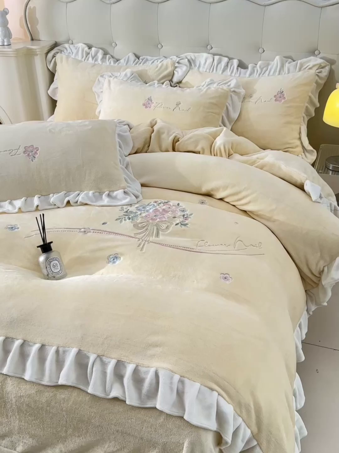 91家纺网 家纺一手货源 找家纺 畅畅家纺 2025新款亲肤舒适冬季刺绣花边保暖牛奶绒四件套-花束 花束-淡黄