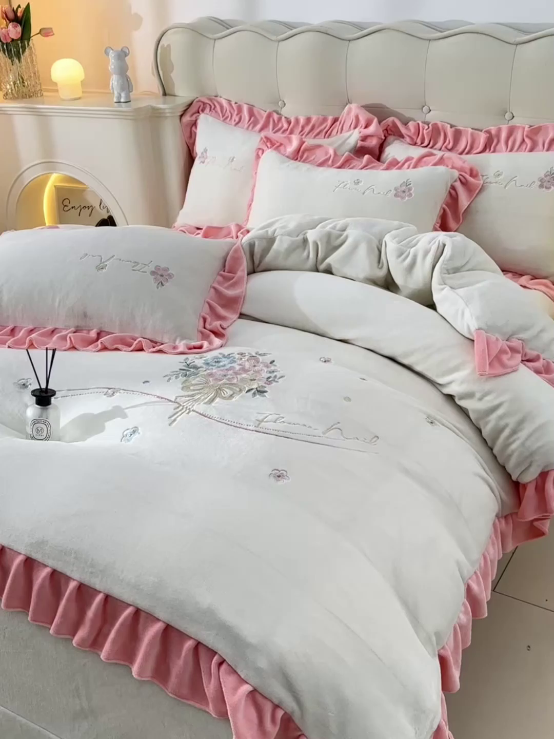 91家纺网 家纺一手货源 找家纺 畅畅家纺 2025新款亲肤舒适冬季刺绣花边保暖牛奶绒四件套-花束 花束-米白