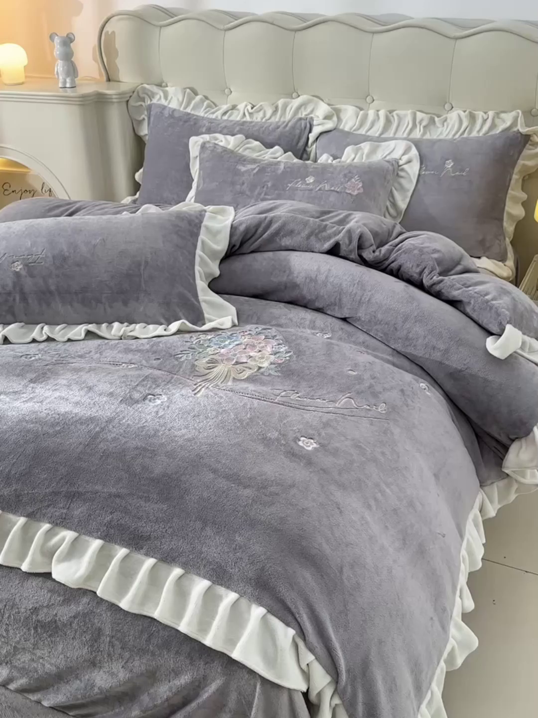 91家纺网 家纺一手货源 找家纺 畅畅家纺 2025新款亲肤舒适冬季刺绣花边保暖牛奶绒四件套-花束 花束-灰