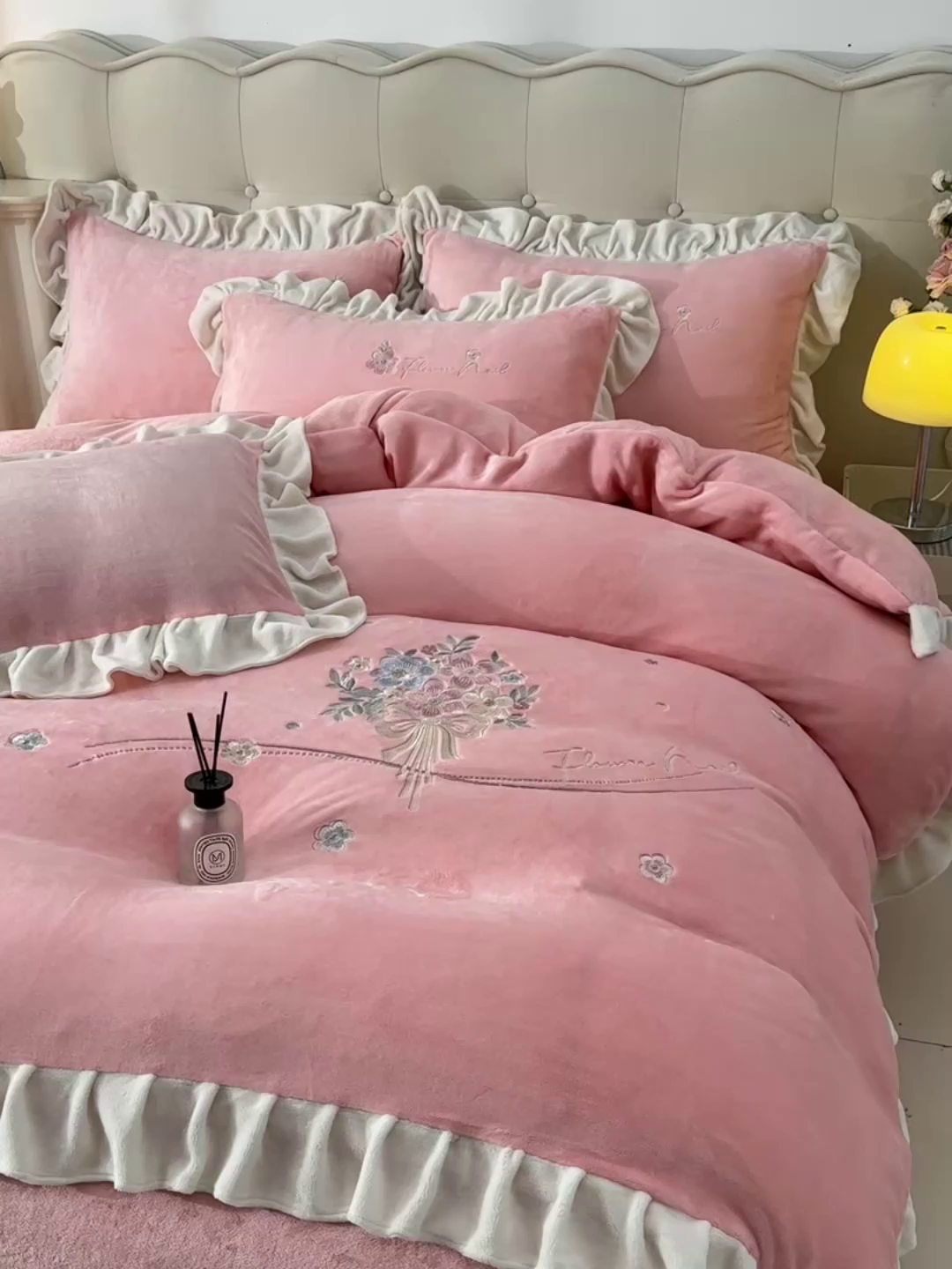 91家纺网 家纺一手货源 找家纺 畅畅家纺 2025新款亲肤舒适冬季刺绣花边保暖牛奶绒四件套-花束 花束-粉