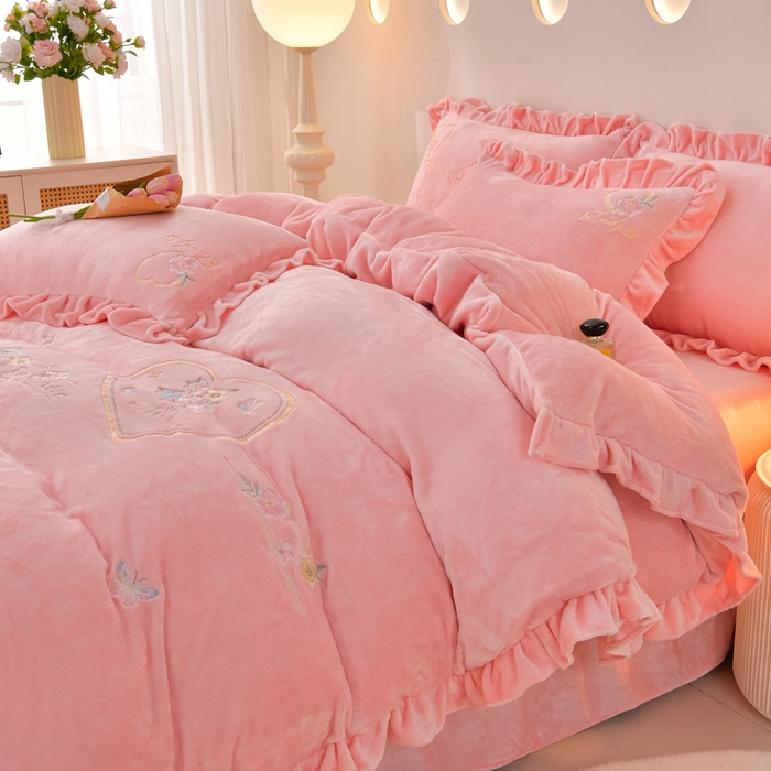 91家纺网 家纺一手货源 找家纺 （总）畅畅家纺 2025新款亲肤舒适冬季刺绣花边保暖牛奶绒四件套-爱心之旅