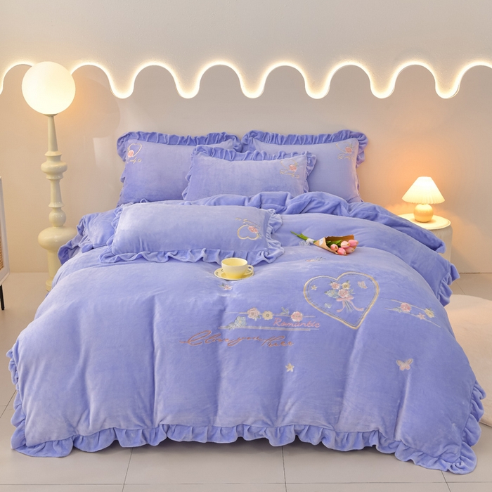 91家纺网 家纺一手货源 找家纺 （总）畅畅家纺 2025新款亲肤舒适冬季刺绣花边保暖牛奶绒四件套-爱心之旅