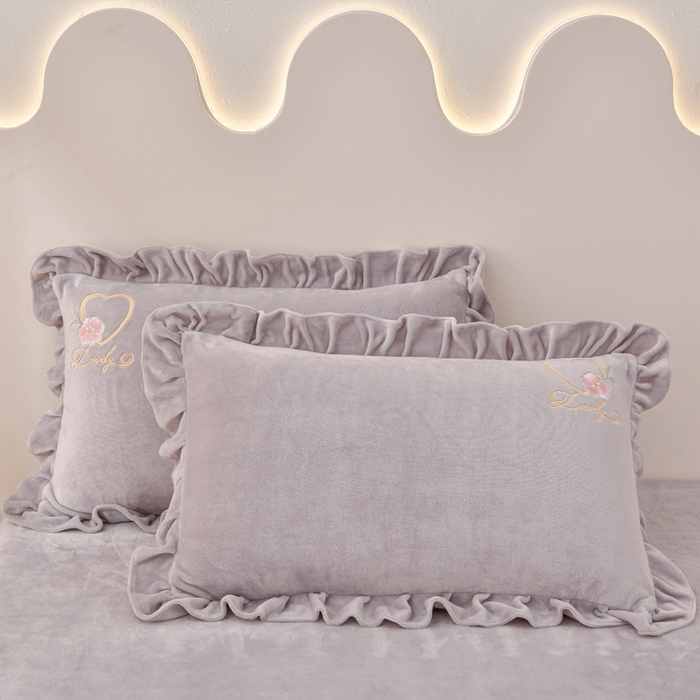 91家纺网 家纺一手货源 找家纺 畅畅家纺 2025新款亲肤舒适冬季刺绣花边保暖牛奶绒四件套-爱心之旅 爱心之旅-灰