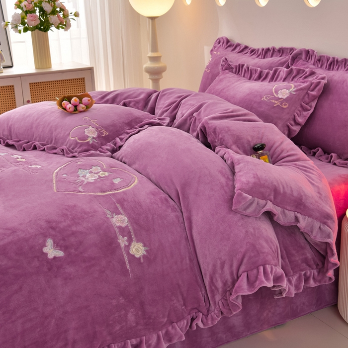 91家纺网 家纺一手货源 找家纺 （总）畅畅家纺 2025新款亲肤舒适冬季刺绣花边保暖牛奶绒四件套-爱心之旅