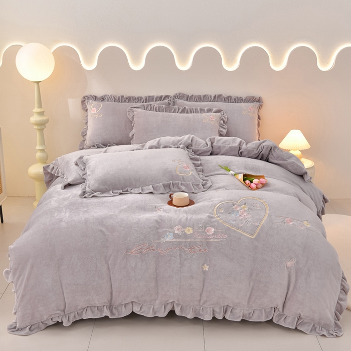 91家纺网 家纺一手货源 找家纺 畅畅家纺 2025新款亲肤舒适冬季刺绣花边保暖牛奶绒四件套-爱心之旅 爱心之旅-灰