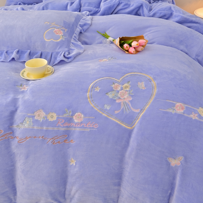 91家纺网 家纺一手货源 找家纺 畅畅家纺 2025新款亲肤舒适冬季刺绣花边保暖牛奶绒四件套-爱心之旅 爱心之旅-淡蓝