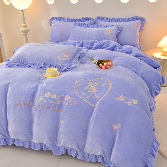 91家纺网 家纺一手货源 找家纺 畅畅家纺 2025新款亲肤舒适冬季刺绣花边保暖牛奶绒四件套-爱心之旅 爱心之旅-淡蓝