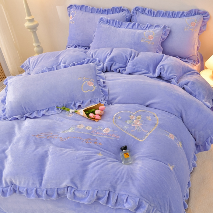 91家纺网 家纺一手货源 找家纺 畅畅家纺 2025新款亲肤舒适冬季刺绣花边保暖牛奶绒四件套-爱心之旅 爱心之旅-淡蓝