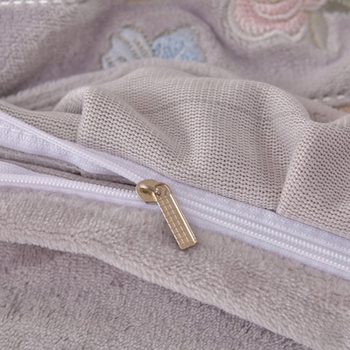 91家纺网 家纺一手货源 找家纺 畅畅家纺 2025新款亲肤舒适冬季刺绣花边保暖牛奶绒四件套-爱心之旅 爱心之旅-灰