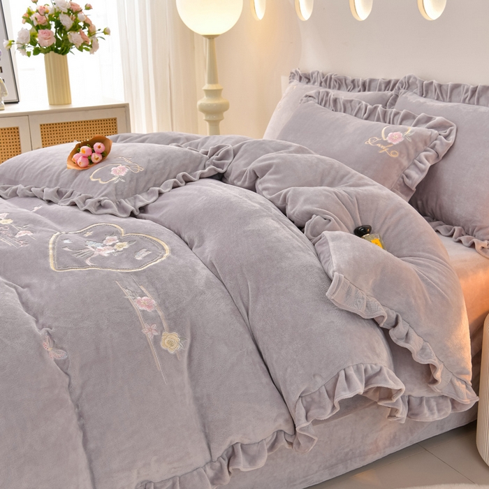 91家纺网 家纺一手货源 找家纺 （总）畅畅家纺 2025新款亲肤舒适冬季刺绣花边保暖牛奶绒四件套-爱心之旅