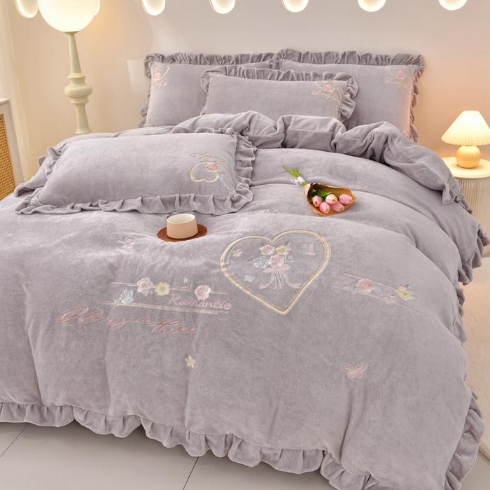 91家纺网 家纺一手货源 找家纺 畅畅家纺 2025新款亲肤舒适冬季刺绣花边保暖牛奶绒四件套-爱心之旅 爱心之旅-灰