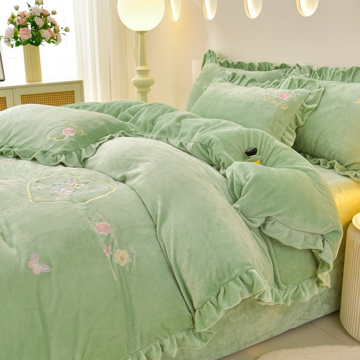 91家纺网 家纺一手货源 找家纺 （总）畅畅家纺 2025新款亲肤舒适冬季刺绣花边保暖牛奶绒四件套-爱心之旅