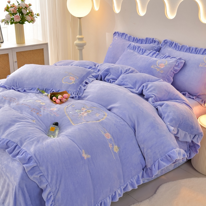 91家纺网 家纺一手货源 找家纺 （总）畅畅家纺 2025新款亲肤舒适冬季刺绣花边保暖牛奶绒四件套-爱心之旅