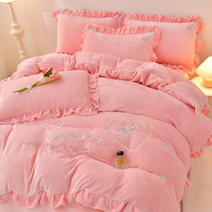 91家纺网 家纺一手货源 找家纺 畅畅家纺 2025新款亲肤舒适冬季刺绣花边保暖牛奶绒四件套-爱心之旅 爱心之旅-浅粉