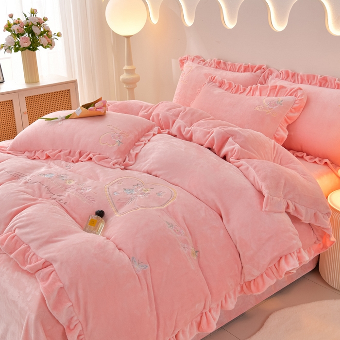 91家纺网 家纺一手货源 找家纺 畅畅家纺 2025新款亲肤舒适冬季刺绣花边保暖牛奶绒四件套-爱心之旅 爱心之旅-浅粉