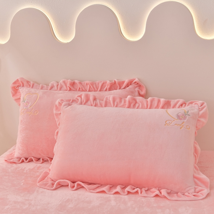 91家纺网 家纺一手货源 找家纺 畅畅家纺 2025新款亲肤舒适冬季刺绣花边保暖牛奶绒四件套-爱心之旅 爱心之旅-浅粉