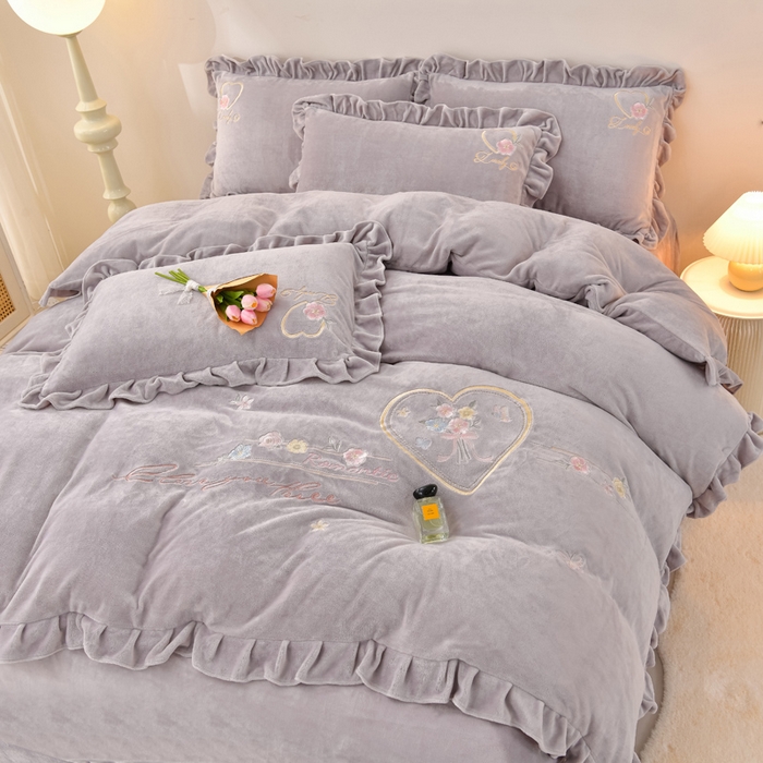 91家纺网 家纺一手货源 找家纺 畅畅家纺 2025新款亲肤舒适冬季刺绣花边保暖牛奶绒四件套-爱心之旅 爱心之旅-灰