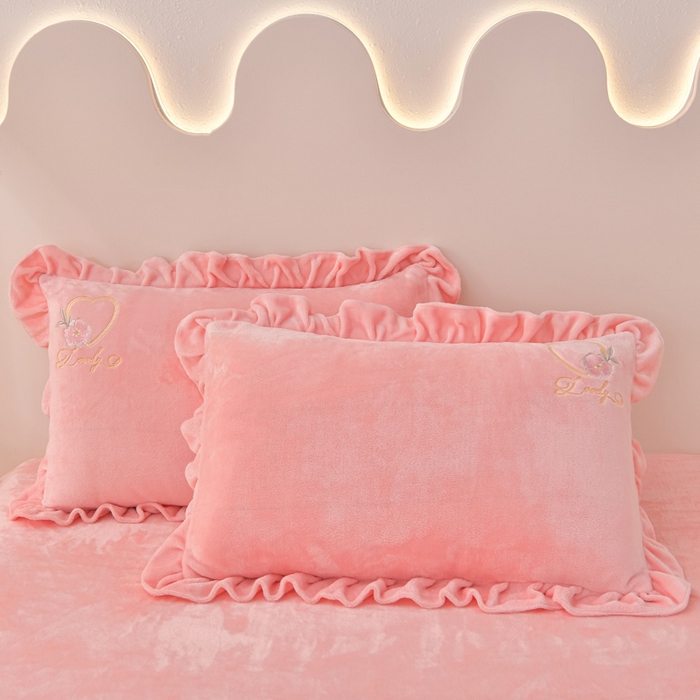 91家纺网 家纺一手货源 找家纺 畅畅家纺 2025新款亲肤舒适冬季刺绣花边保暖牛奶绒四件套-爱心之旅 爱心之旅-浅粉