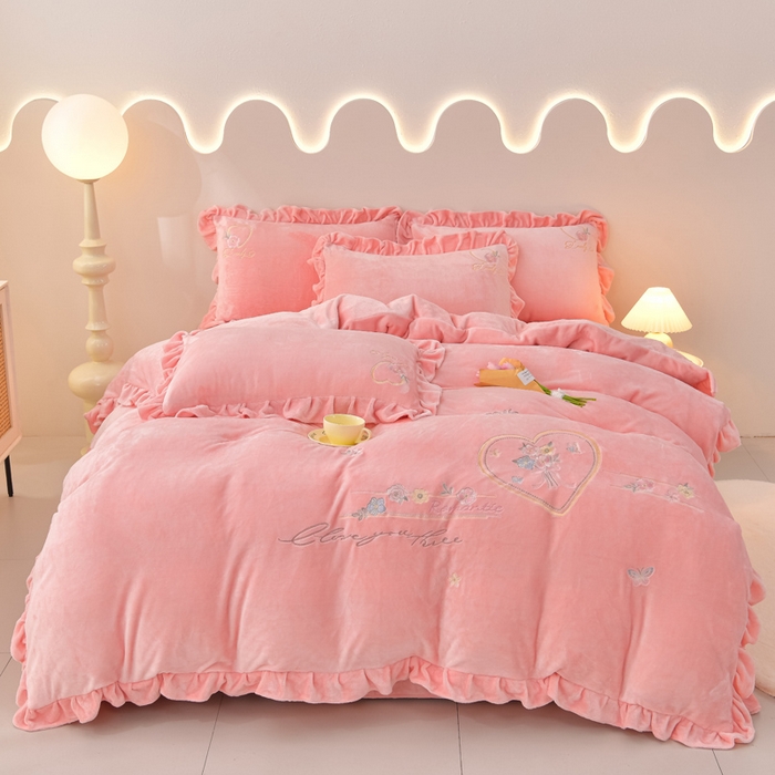 91家纺网 家纺一手货源 找家纺 畅畅家纺 2025新款亲肤舒适冬季刺绣花边保暖牛奶绒四件套-爱心之旅 爱心之旅-浅粉