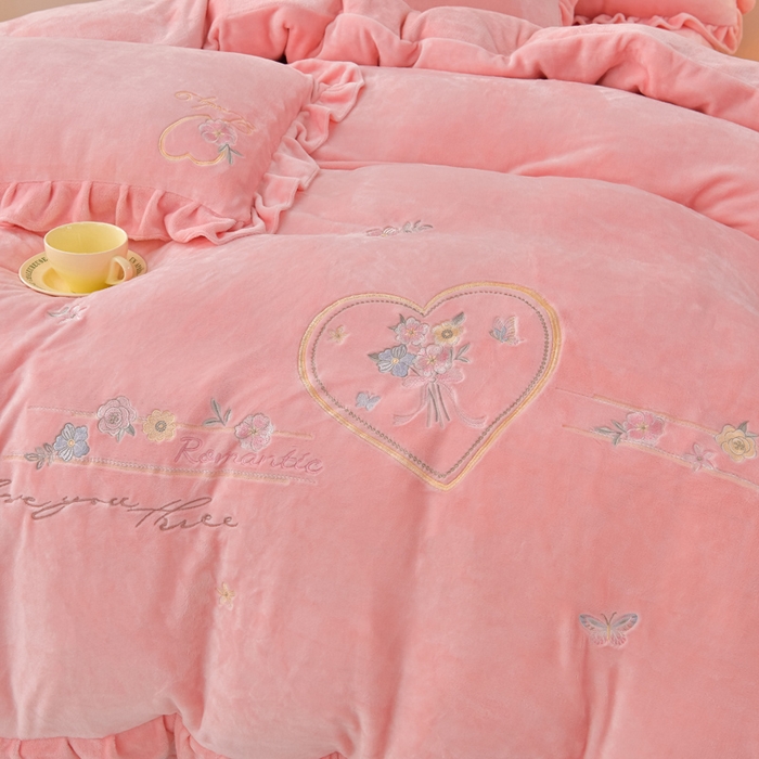 91家纺网 家纺一手货源 找家纺 畅畅家纺 2025新款亲肤舒适冬季刺绣花边保暖牛奶绒四件套-爱心之旅 爱心之旅-浅粉