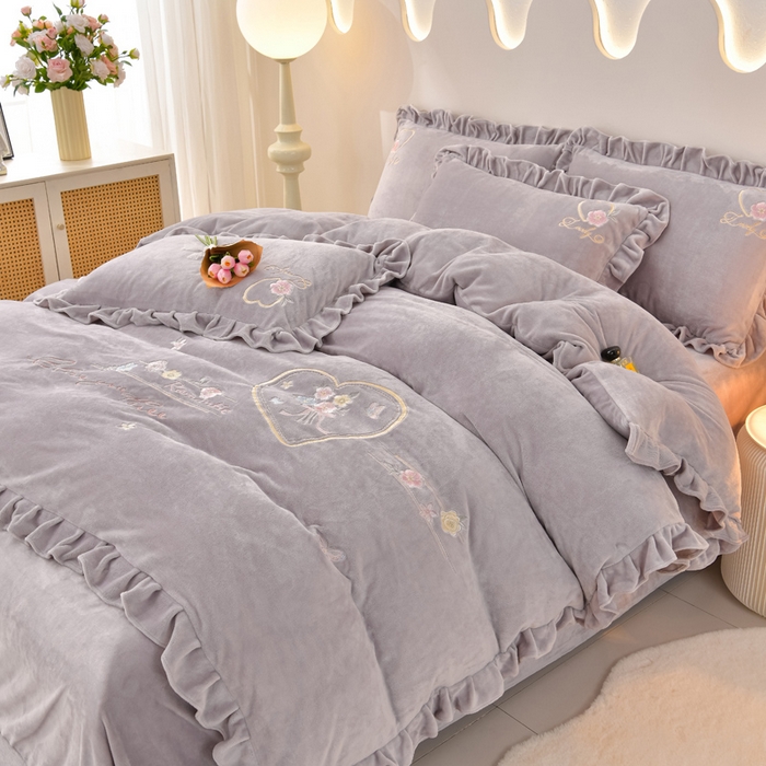 91家纺网 家纺一手货源 找家纺 畅畅家纺 2025新款亲肤舒适冬季刺绣花边保暖牛奶绒四件套-爱心之旅 爱心之旅-灰