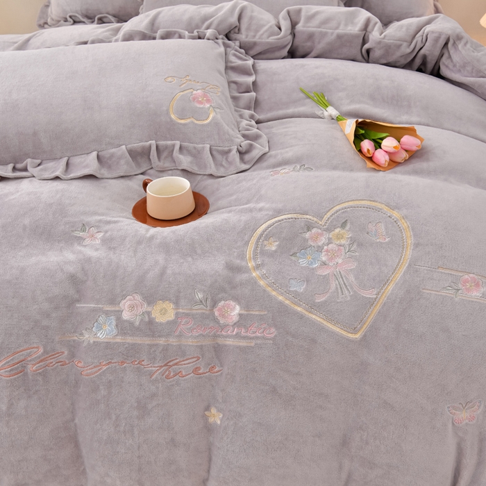 91家纺网 家纺一手货源 找家纺 畅畅家纺 2025新款亲肤舒适冬季刺绣花边保暖牛奶绒四件套-爱心之旅 爱心之旅-灰