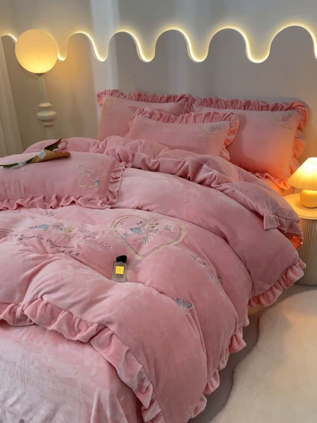 91家纺网 家纺一手货源 找家纺 畅畅家纺 2025新款亲肤舒适冬季刺绣花边保暖牛奶绒四件套-爱心之旅 爱心之旅-浅粉