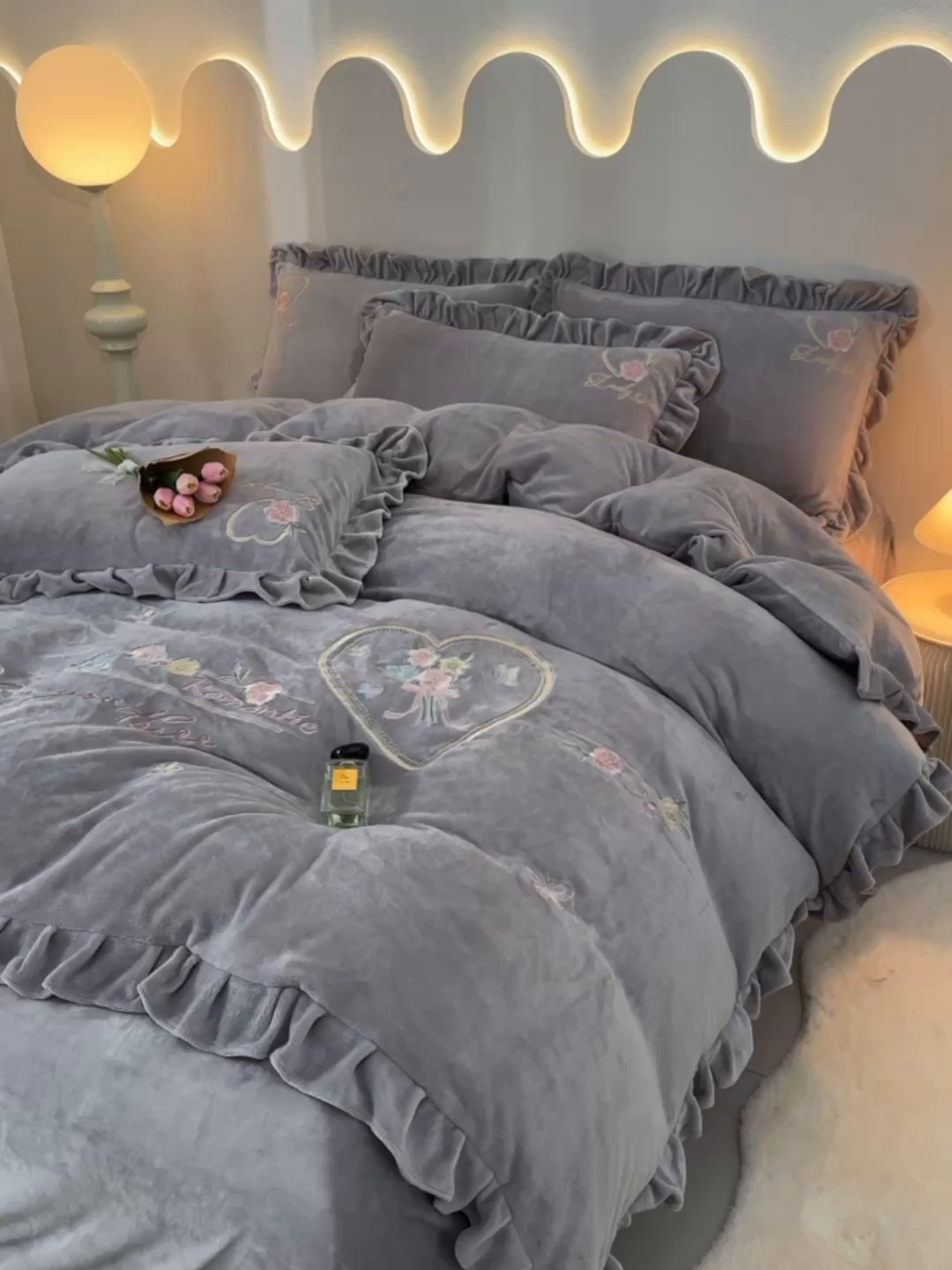 91家纺网 家纺一手货源 找家纺 畅畅家纺 2025新款亲肤舒适冬季刺绣花边保暖牛奶绒四件套-爱心之旅 爱心之旅-灰