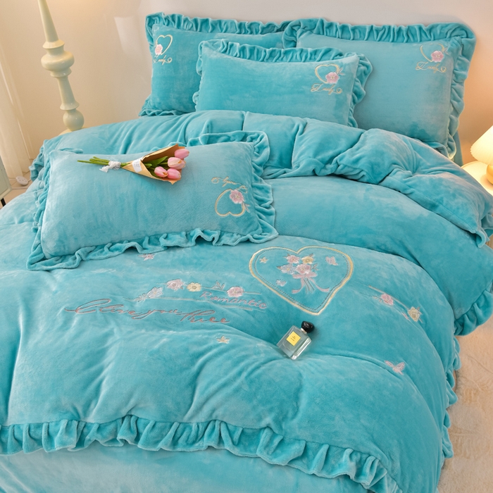 91家纺网 家纺一手货源 找家纺 畅畅家纺 2025新款亲肤舒适冬季刺绣花边保暖牛奶绒四件套-爱心之旅 爱心之旅-天蓝