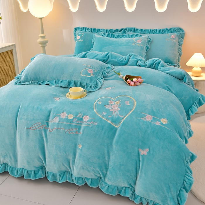 91家纺网 家纺一手货源 找家纺 畅畅家纺 2025新款亲肤舒适冬季刺绣花边保暖牛奶绒四件套-爱心之旅 爱心之旅-天蓝