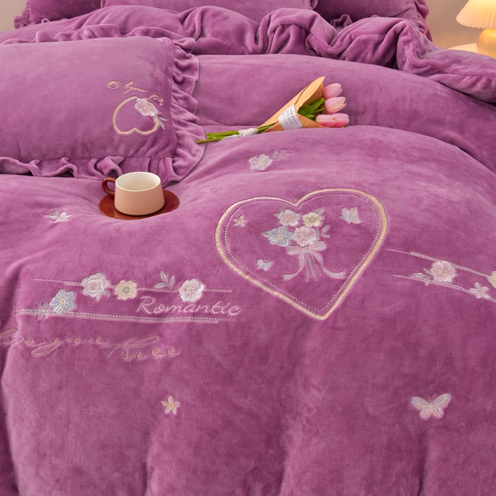 91家纺网 家纺一手货源 找家纺 畅畅家纺 2025新款亲肤舒适冬季刺绣花边保暖牛奶绒四件套-爱心之旅 爱心之旅-淡紫