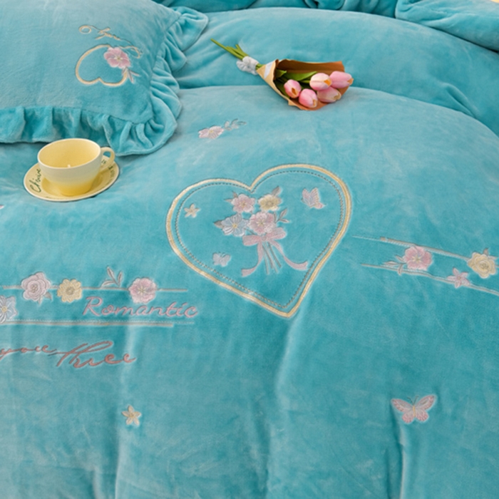 91家纺网 家纺一手货源 找家纺 畅畅家纺 2025新款亲肤舒适冬季刺绣花边保暖牛奶绒四件套-爱心之旅 爱心之旅-天蓝