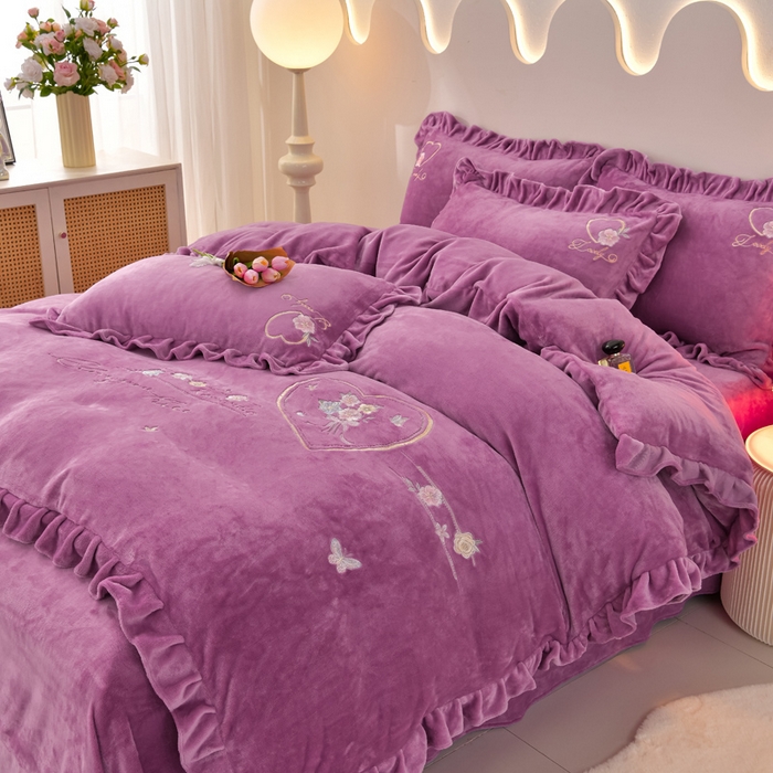 91家纺网 家纺一手货源 找家纺 畅畅家纺 2025新款亲肤舒适冬季刺绣花边保暖牛奶绒四件套-爱心之旅 爱心之旅-淡紫
