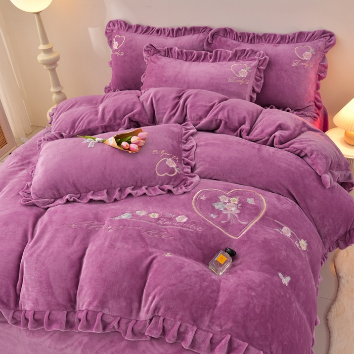 91家纺网 家纺一手货源 找家纺 畅畅家纺 2025新款亲肤舒适冬季刺绣花边保暖牛奶绒四件套-爱心之旅 爱心之旅-淡紫
