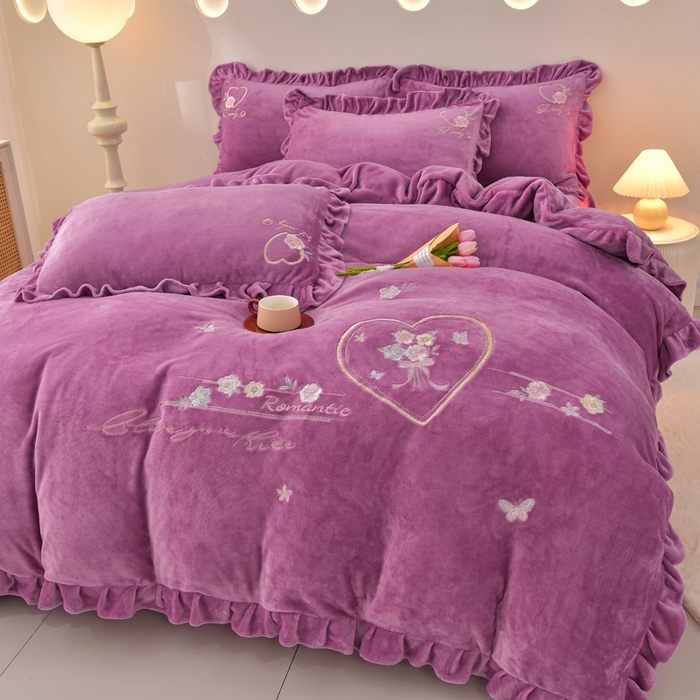 91家纺网 家纺一手货源 找家纺 畅畅家纺 2025新款亲肤舒适冬季刺绣花边保暖牛奶绒四件套-爱心之旅 爱心之旅-淡紫
