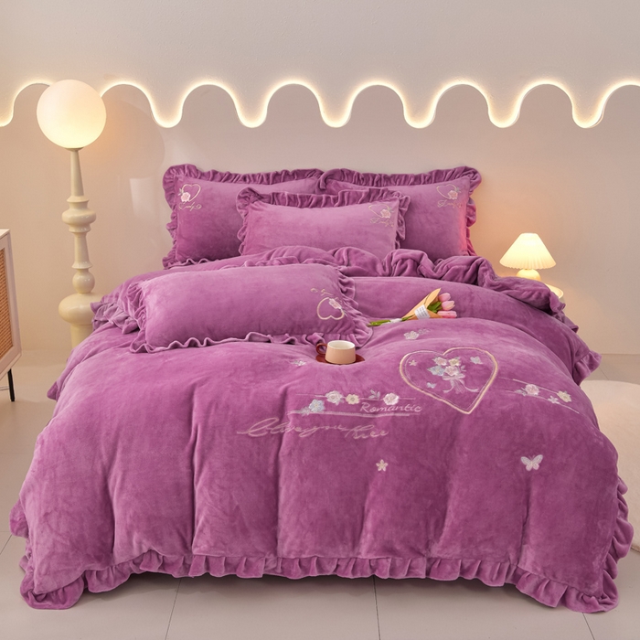 91家纺网 家纺一手货源 找家纺 畅畅家纺 2025新款亲肤舒适冬季刺绣花边保暖牛奶绒四件套-爱心之旅 爱心之旅-淡紫