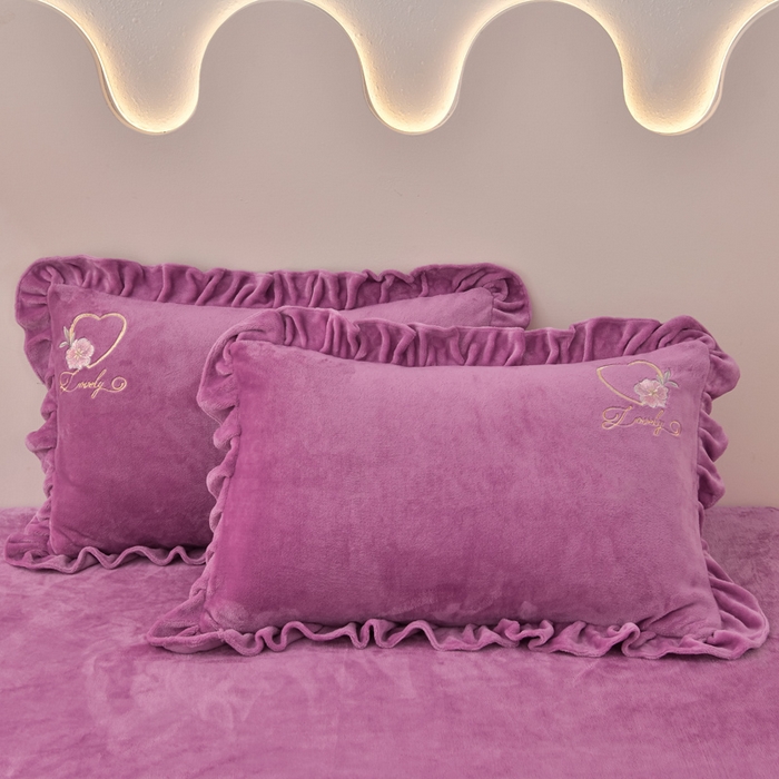 91家纺网 家纺一手货源 找家纺 畅畅家纺 2025新款亲肤舒适冬季刺绣花边保暖牛奶绒四件套-爱心之旅 爱心之旅-淡紫