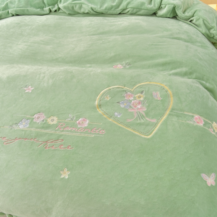 91家纺网 家纺一手货源 找家纺 畅畅家纺 2025新款亲肤舒适冬季刺绣花边保暖牛奶绒四件套-爱心之旅 爱心之旅-浅绿