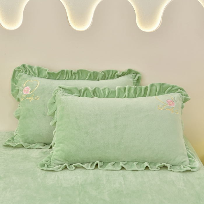 91家纺网 家纺一手货源 找家纺 畅畅家纺 2025新款亲肤舒适冬季刺绣花边保暖牛奶绒四件套-爱心之旅 爱心之旅-浅绿