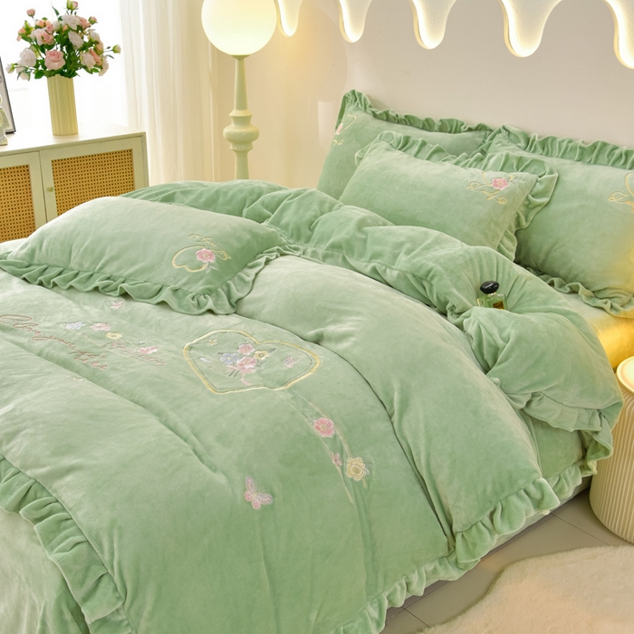 91家纺网 家纺一手货源 找家纺 畅畅家纺 2025新款亲肤舒适冬季刺绣花边保暖牛奶绒四件套-爱心之旅 爱心之旅-浅绿